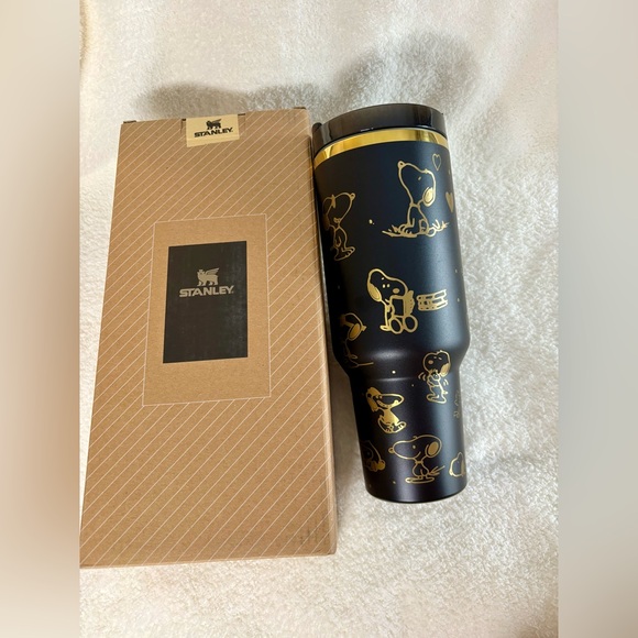 Customized Snoopy Stanley Quencher H2.0 FlowState 40 oz - Black & Gold - Picture 7 of 9